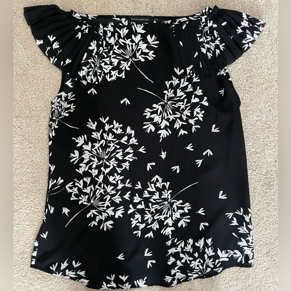Black and White Floral Flutter Sleeve Blouse
